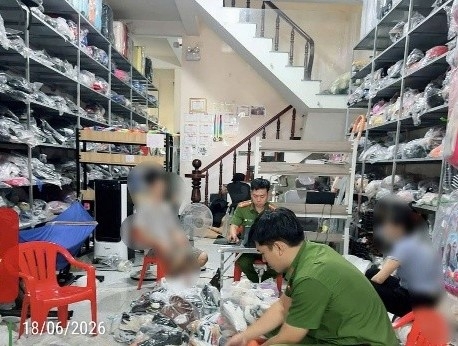 Công an tiến hành kiểm tra một điểm kinh doanh. (Ảnh:CA)