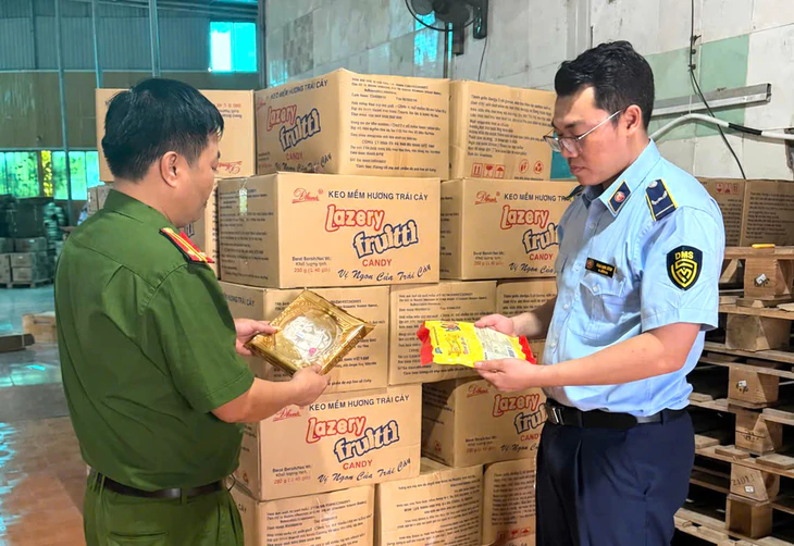 Lực lượng chức năng tiến hành kiểm tra tại cơ sở kinh doanh.