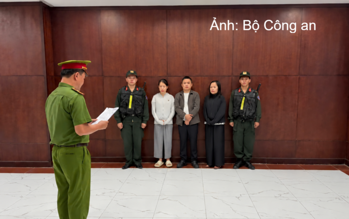 Cơ quan Cảnh sát điều tra Công an Thành phố Hồ Chí Minh tống đạt các quyết định và lệnh đối với các đối tượng.