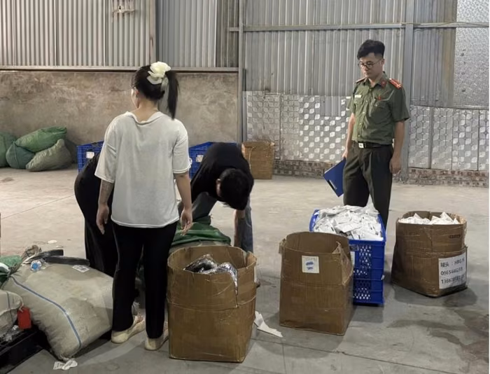 Lực lượng chức năng đang kiểm tra hàng hoá vi phạm