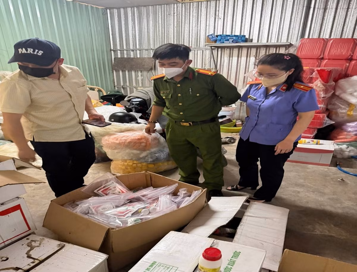 Lực lượng kiểm tra khu vực sản xuất, đóng gói thuốc bảo vệ thực vật giả của ông H