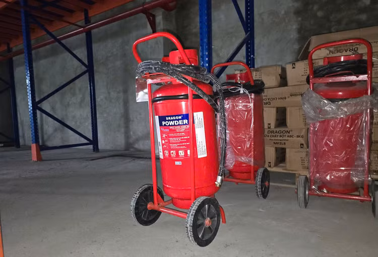 Một trong những loại bình cứu hỏa giả của ổ nhóm tội phạm trong vụ án.